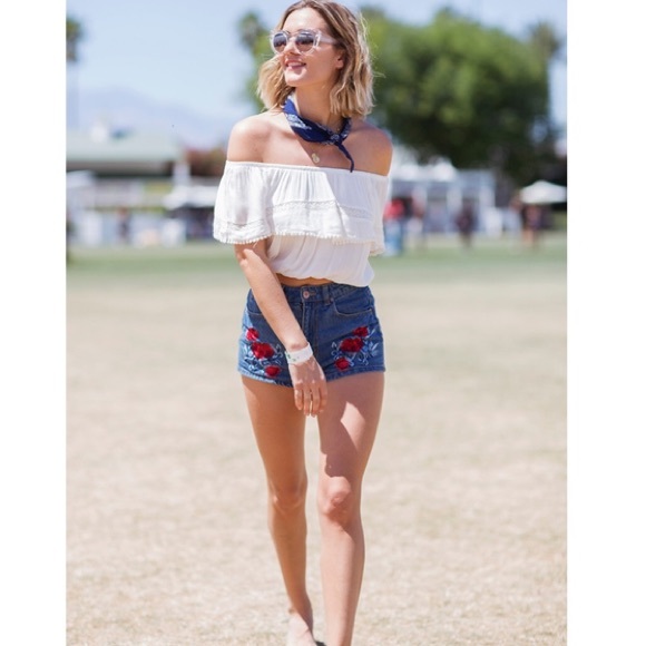 H&M Coachella Embroidered High Waist Jean Shorts - Picture 4 of 5